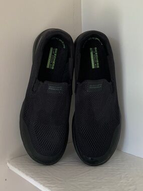 Men’s Skechers GOWALK sneakers, size 10, black